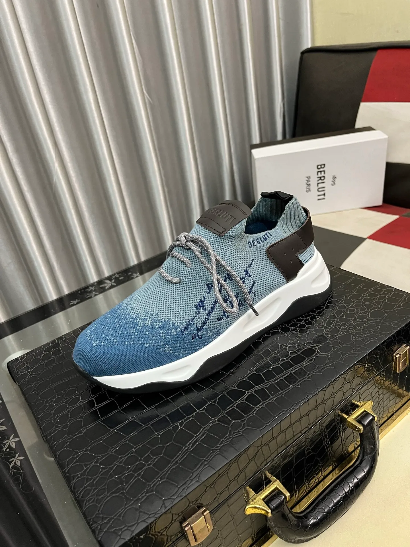 Men's Men's Shoes 💰400⌚️⌚️Berlut* France's top men's shoes, Berluti brand broke the rules in its first show and launched a new Edge shoe last. This model is hand-crafted with exquisite and fashionable fly-woven cowhide, a water-dyed cowhide lining, and an original color-blocked lightweight and wear-resistant rubber sole. This bold improvement of the iconic shoe last is of great significance to the creative work of its unique shape and edge width. On Alessandro shoes, this sharp-edged silhouette is made more see-through through Kris' bold and professional new Cloudy dyeing, making it classic and fashionable! Size: 38-46